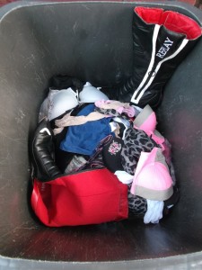 Müll0813 272.jpg (289.37 KiB) 5493 mal betrachtet Die sexy Wäsche war zum "Totenbett" für Jessicas supergeile Stiefel geworden!