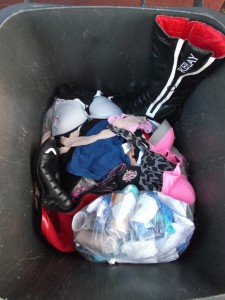 Müll0813 273.jpg (308.77 KiB) 5184 mal betrachtet Ich wollte gerade diesen von den meisten "ersehnten" Anblick von allen Seiten fotografieren, als ich Lena rechtzeitig bemerkte. also wieder weg. Sie brachte einen kleinen Beutel mit ihrem Intimmüll und Bababfällen und warf ihn in unsere Mülltonne.