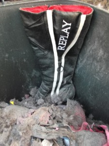 Müll0813 275.jpg (295.67 KiB) 5172 mal betrachtet Ich weiß ja selbst, dass in eine Restmülltonne auch Kehrricht und Dreck gehört, aber das hatten Die geilen Stiefel nun doch nicht verdient, auch wenn sie schon davor nur noch ausrangiert und Abfall waren.