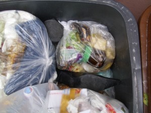 Anja02 068.jpg (386.38 KiB) 10484 mal betrachtet Martinas Partystiefel in einer hoffnungslosen Lage: Eine Stiefelspitze durch das Müllgewicht runtergebogen, der andere Stiefel zusammen gesackt, und die Müllbrühe sickert aus dem undichten Beutel auf das feine Lackleder. Die Buffalos duften nicht mehr nach getragenem edlen Leder, sondern nach Ekelmüll. Keine Chance, je wieder an die zarten Füße einer Frau zu kommen.