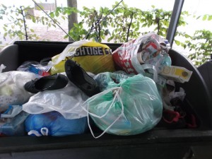 Girly-Schuhe auf dem Weg zur MVA.