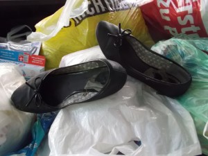 Diese total endfertig käsig verlatschten Ballerinas habe ich zuerst entdeckt, weil die sich auf den Mülltüten schön optisch abhoben.