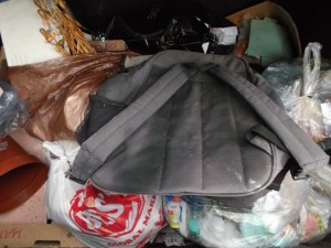 Ein schon sehr vermüllter Rucksack mit Kaffeesatz in allen Ritzen und verschmiert mit Saurer Sahne.