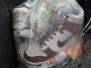 Anjas hat sich mal diese Nike-Stiefel gekauft und später hat sich Laura die immer wieder &quot;ausgeliehen&quot;, bis sie abgelatschter Abfall waren. Und wer hatte die &quot;Ehre&quot; sie in den Müll zu stopfen? Klar doch: Die &quot;Eigentümerin&quot;. &quot;Streitpotenzial&quot;!