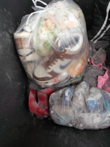 Auch dieser Müllbeutel mit den Nikes wird bald nicht mehr &quot;obenauf&quot; sein.