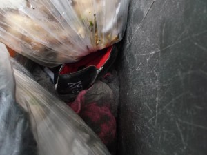 Ein letzter Blick auf den geilen Frauenmüll darunter. An der Tonnenwandung sieht man wie tief schon Jessicas alte Lieblingsstiefel gesunken sind.