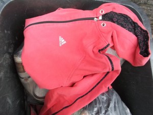 &quot;Landeplattform&quot; für den nächsten Küchendreck?! Dabei duftet der Kapuzensweater - noch - so geil nach seiner Trägerin.
