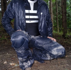 Zerfetzte satinhose im Wald