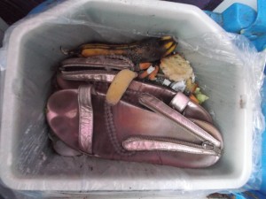 Für Lauras ausgelatschte Sommerschuhe wurde es nun echt Zeit, ausrangiert zu werden.