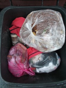 Nachdem noch irgendwelche Frühstücksflocken in den Küchenmüllbeutel gekippt worden waren, kam auch dieser prall volle und &quot;gut gewürzte&quot; Küchenmüllbeutel in unsere Tonne.