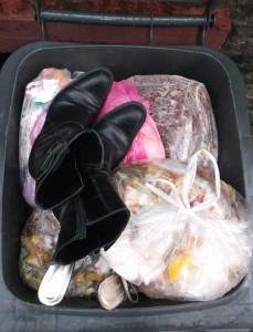 Müll0813 319.jpg (304.85 KiB) 4850 mal betrachtet In einer Regenpause brachte Martina Müll runter zur Tonne. Sie klingelte bei mir und fragte mit etwas gespieltem Augenaufschlag, ob ich Platz in unserer Mülltonne noch schaffen würde, denn "einiges" müsste bei ihr noch weg. Natürlich bin ich hilfsbereit. Grins!