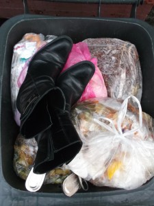 Müll0813 320.jpg (336.83 KiB) 4850 mal betrachtet In der einen Hand hing ein Küchenmüllbeutel und zwischen ihren Fingern baumelten zusätzlich noch ihre sexy Slingpumps, die sie immer zu festlichen Gelegenheiten getragen hat. In der anderen Hand hatte sie ihre viel zu oft getragenen Echtleder-Stiefeletten, welche man ru recht als "natürlich vernichtet" bezeichnen konnte.