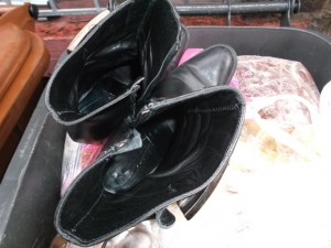 Aus dem verlatschten Inneren der Stiefeletten verströmte ein geiler süßer Duft getragenen Leders.