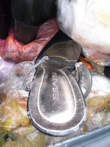 Müll0813 324.jpg (300.49 KiB) 4850 mal betrachtet Das steckten einmal die zarten "Pfoten" einer "Partylöwin" drin".