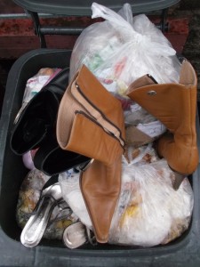 Müll0813 326.jpg (299.28 KiB) 4988 mal betrachtet Ich wollte gerade in die Mülltonne einsteigen und alles runtertreten, als Martina nochmals kam und zu meinem Entsetzen ihre noch sehr schönen Buffalos auf den Dreck stellte.