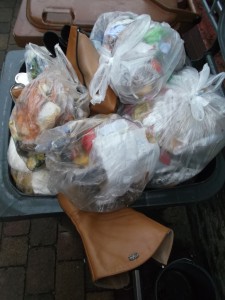 Müll0813 329.jpg (292.6 KiB) 5009 mal betrachtet Lena meinte noch zu uns: "Weg mit dem alten Scheiß!" Das war gemein!