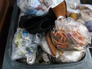 Müll0813 331.jpg (287.56 KiB) 4988 mal betrachtet Martina sah meine Miene und meinte: "Mir tuts auch ein bisschen leid. Deshalb schnell alles einstampfen und vergessen!"