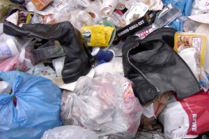 Marina09 015.jpg (278.91 KiB) 11826 mal betrachtet Turnschuhe ja, aber Kult-Buffalos im Campingplatz-Müllcontainer ist schon merkwürdig. Müll ist halt immer für Überraschungen gut!