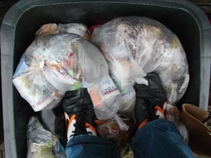 Kaum mit beiden Füßen auf dem Dreck und schon sackte der ganze Müll unter Seufzen durch das Entweichen der Luft tief in sich zusammen.