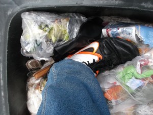 Für die kaputtgelatschten schwarzen Stiefeletten gab's erst recht keine Gnade.