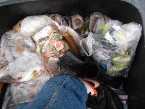 Ich konnte schon gar nicht mehr zählen, wieviel geile Stiefel, Pumps und Sneakers und wieviel sexy Wäsche ich gerade platt stampfte.