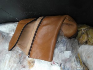 Noch vor zehn Minuten standen diese Buffalos wohlbehütet im Schuhschrank und nun waren die nur noch platt getretener Ekelmüll!