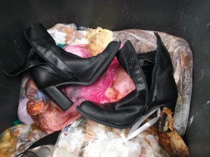 Innen total verkäst und verschwitzt, außen klebt schon Ekelsiff und überdies eh total kaputt gelatscht; - für uns Fetis ist das geilst!