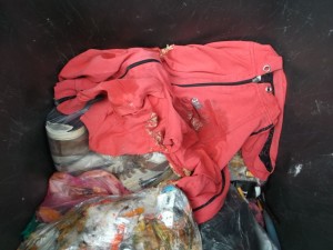 Iiiih! Das süße Kapuzenshirt ist nur noch ein übel stinkender mit fauligen Essensresten und Müllbrühe versauter Ekellumpen!