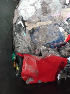 Plattgedrückt, Staub, Kehricht und Flecken im feinen Leder und Futteral von stinkender Müllbrühe; was für ein entwürdigendes Ende!