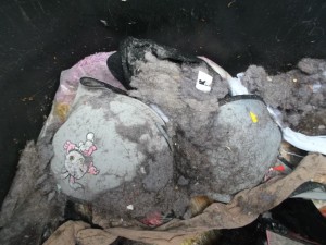 Ein verstoßener und restlos vermüllter Teenie-BH von Laura.