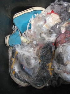 Endlich wieder ein Blick auf die tiefste geile Müllschicht mit Marcos Sneakers und den verlatschten Chucks seiner neuen Freundin.
