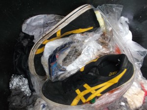 Diese ausgelatschten Sneakers haben zu recht ihren Weg in den Müll angetreten!