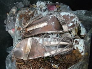 Auch Lauras Sommerschuhe waren in der Mülltonne überfällig!