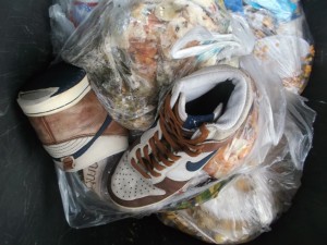 Dennoch waren dei zehn Tage im Hausmüll nicht zu verleugnen, denn die Schuhe waren von um sie herum verrottenden Essensresten völlig durchfeuchtet und haben den üblen Müllgestank voll und ganz aufgesogen. Also doch eine &quot;erfolgreiche&quot; Vermüllung!