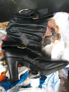 Glattleder hat naturgemäß bessere Chancen im Hausmüll nicht total hoffnungslos versaut zu werden. Aber auch diese Stiefel stanken erbärmlich nach Müll.