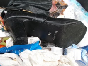 &quot;Miss Sexy&quot; Martina trägt schon lange andere Stiefel und diese hat sie sicher schon vergessen und wähnt sie auf der Kreismülldeponie.