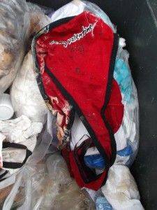 Lauras brutalstmöglich vermüllter süßer Teenie-Slip hat sicher schon seinen Tod durch den schweren Müllverdichter auf der Kreismülldeponie erleiden müssen. Der ist also erlöst!
