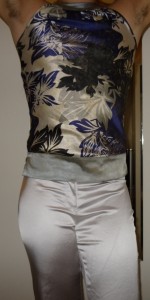 Seidentop mit weißer Hose