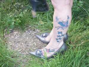 die stiefel die sie trug mussten auch noch rein
