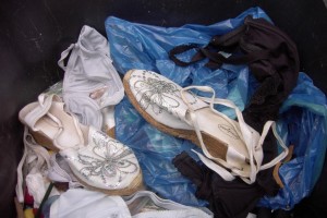 Jessica02 002.jpg (94.21 KiB) 10234 mal betrachtet Anjas Sommerschuhe hat sie immer gerne getragen doch bei diesem Sommer und dem Alter der Schuhe, konnte die Mülltonne über den Schuhschrank gewinnen.