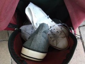 Lauter süße alte Girly-Chucks. Irgendwie &quot;passten&quot; die sehr gut zum Rucksack. Die Vorstellung, dass das alles nur noch wertloser Abfall sein sollte weniger.