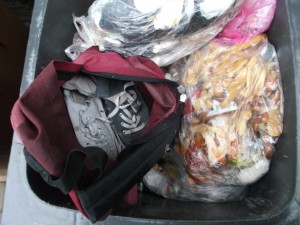 Entsetzt erinnerte ich mich an die Girly-Chucks im Rucksack drin.