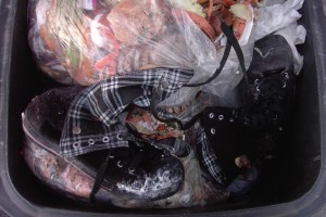 Jessica02 005.jpg (102.56 KiB) 10234 mal betrachtet Nach dem Aufreißen des Müllbeutels kamen supergeile Girlychucks mir entgegen, die schon einiges an ekligen Essensresten abbekommen hatten.
