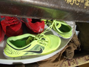 Ihr seht richtig: Das sind (fast) nagelneue supergeile Neon Nike-Frees!!! ... und die müssen nun ins Pressmüllauto!!!