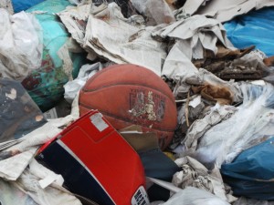 Müll0813 189.jpg (296.58 KiB) 10834 mal betrachtet Ein schöner klassischer Basketball. Irgendwie traurig.