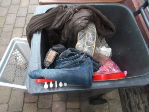 Ein alter Lampenschirm, Anjas Jeans und ihre sehr süße Kapuzenjacke und die Kindergitarre.