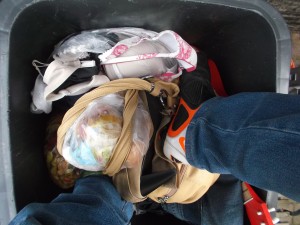 Sofort klirrte es und ich sank tief in den Dreck. Der Lampenschirm hat keinen Widerstand bieten können und sich sofort seinem Schicksal ergeben. Die vielen Lumpen verhinderten Verletzungen bei mir am Bein.