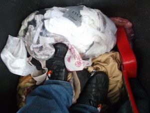 Nun stand ich auf der Handtasche mit den Stiefeln und neben mir noch völlig weiß ein süßes Hemdchen mit zierlichen Trägern. Eigentlich schade um das schöne Teil.