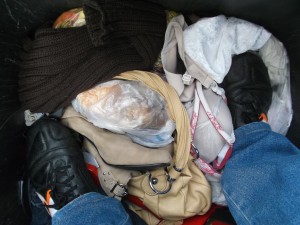 Mit einem Fuß auf den Jeans und mit dem anderen trat ich die Wäsche und die vielen BHs platt.