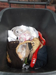 Schnell den Mülltonnendeckel schließen und hoch zu Jessica zum Tee!